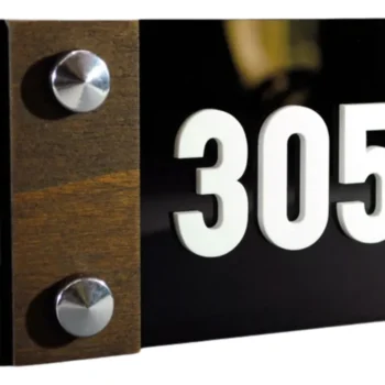 Letrero moderno de acrílico para número de habitación en madera: puerta de hotel o apartamento