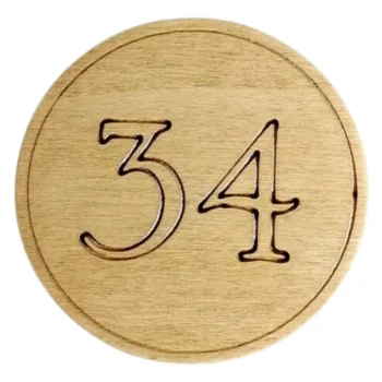Letrero redondo de madera con número de habitación: señalización para puerta de apartamento de hotel